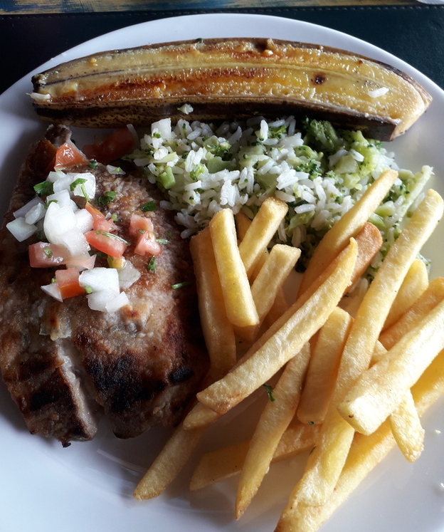 Dona Eva faz tainha em 4 versões no Guarujá (SP)