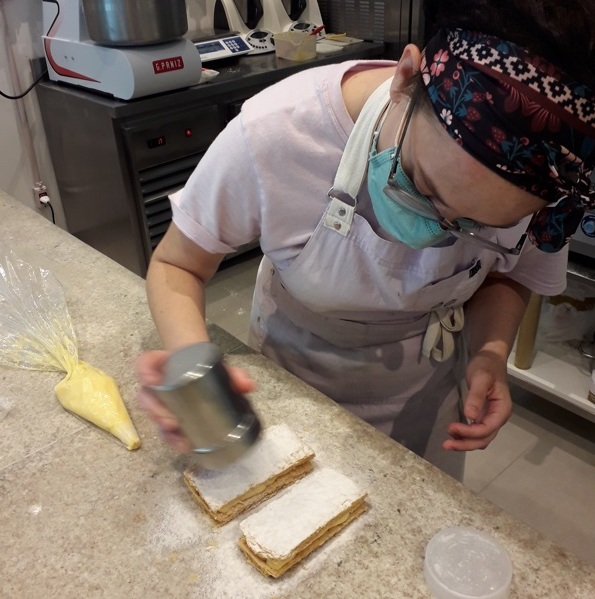 Confeitaria monta excelente mil folhas na hora 2022_6 Foto Claudio Schapochnik Que Gostoso